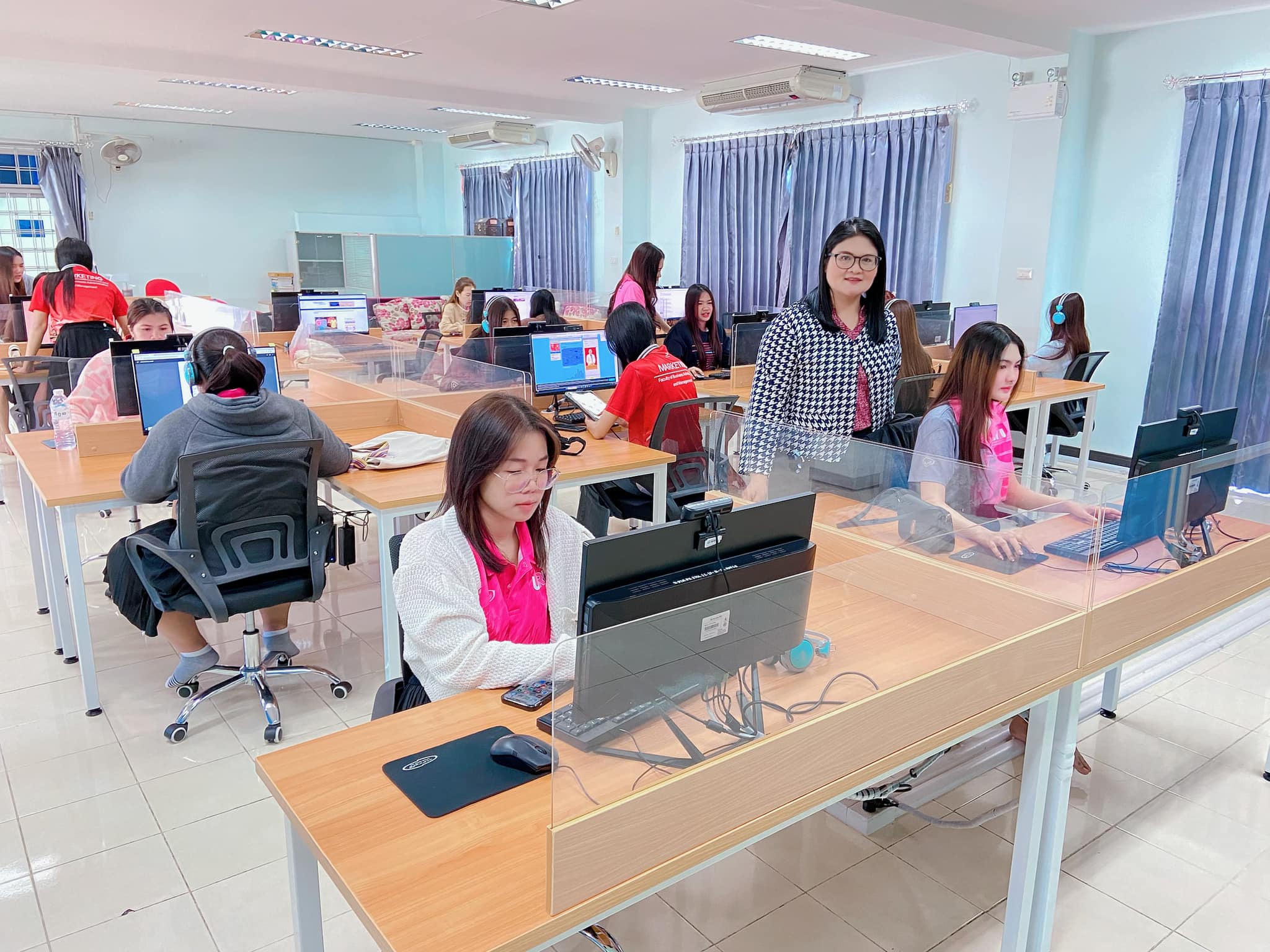 วันอังคารที่ 28 พฤศจิกายน 2566 ห้องสมุด คณะบริหารธุรกิจและการจัดการ ให้บริการ ห้องศูนย์การเรียนรู้ทักษะภาษา (Language Learning center) เพื่อใช้ในกระบวนการการจัดการเรียนการสอน   รายวิชา : การตลาดสำหรับธุรกิจชุมชน 