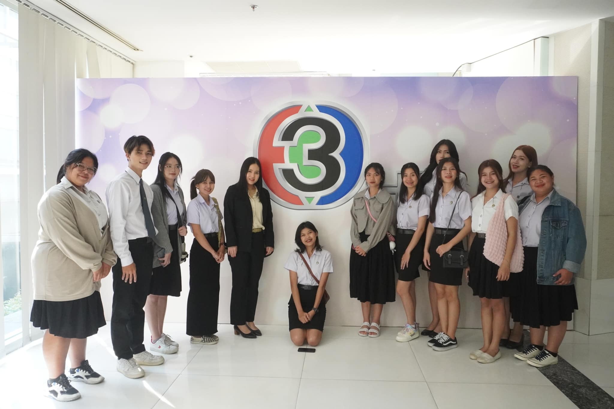 นักศึกษาสาขาวิชานิเทศศาสตร์ คณะบริหารธุรกิจและการจัดการ  ใหาวิทยาลัยราชภัฏอุบลราชธานี  ศึกษาดูงาน ณ สถานีโทรทัศน์ไทยทีวีสีช่อง 3 อาคารมาลีนนท์ กรุงเทพมหานคร  ในรายการข่าวสามสี 28 กุมภาพันธ์ 2567 