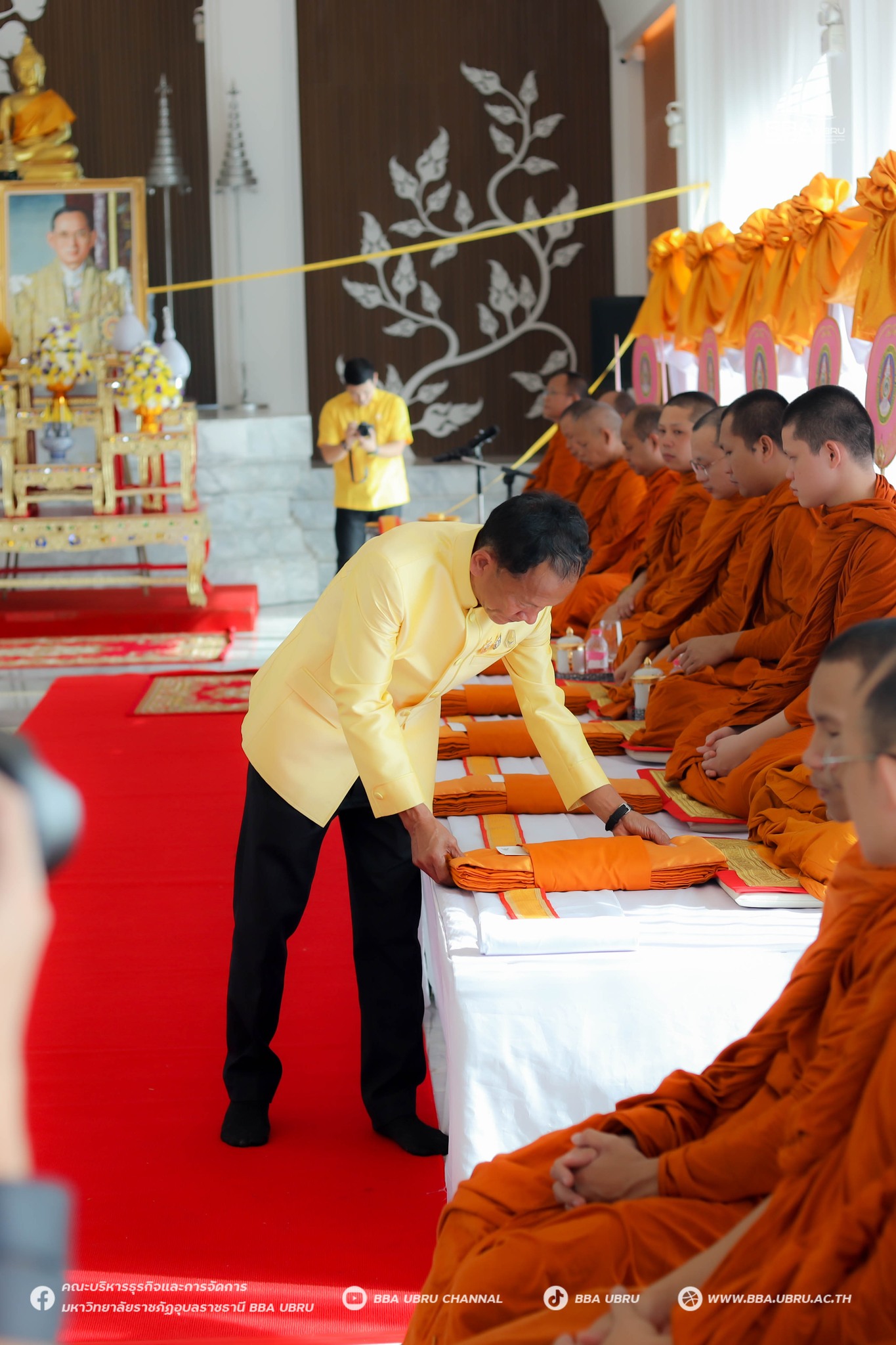 พุธที่ ๙ ตุลาคม ๒๕๖๗ พิธีทำบุญตักบาตรถวายพระราชกุศล เนื่องใน วันนวมินทรมหาราช อาคารปฏิบัติการส่งเสริมคุณธรรมและจริยธรรม มหาวิทยาลัยราชภัฏอุบลราชธานี