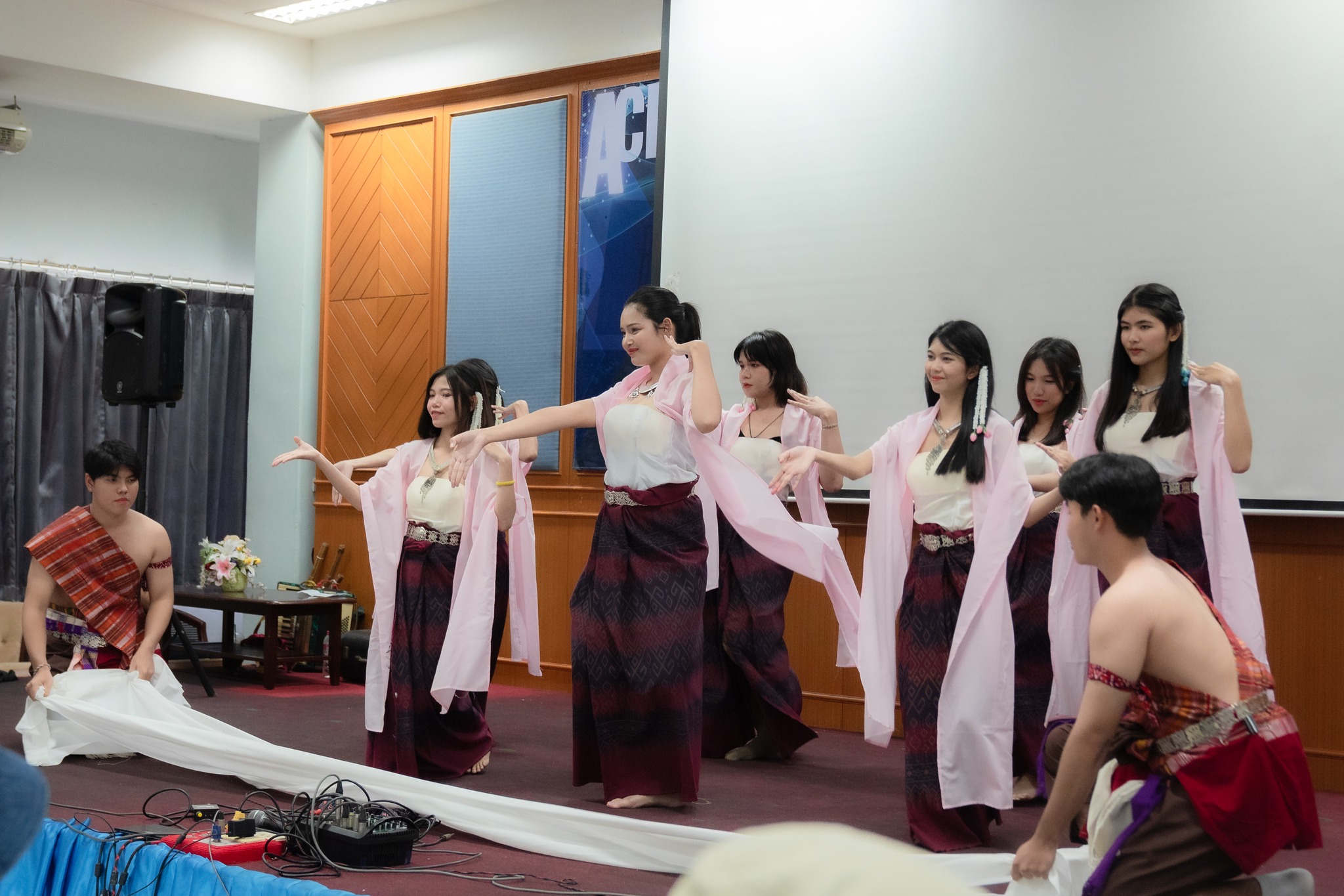 4 ก.ย. 67 ณ ห้องประชุมชั้น 3 อาคารอินทนิล คณะบริหารธุรกิจและการจัดการ มหาวิทยาลัยราชภัฏอุบลราชธานี วิทยากรพิเศษ บรรยาย ในหัวข้อ ?ประสบการชีวิตจากบัณฑิตนิเทศศาสตร์? ?บริหารธุรกิจวิชาการ? ครั้งที่ 10 (ACBA 2024)