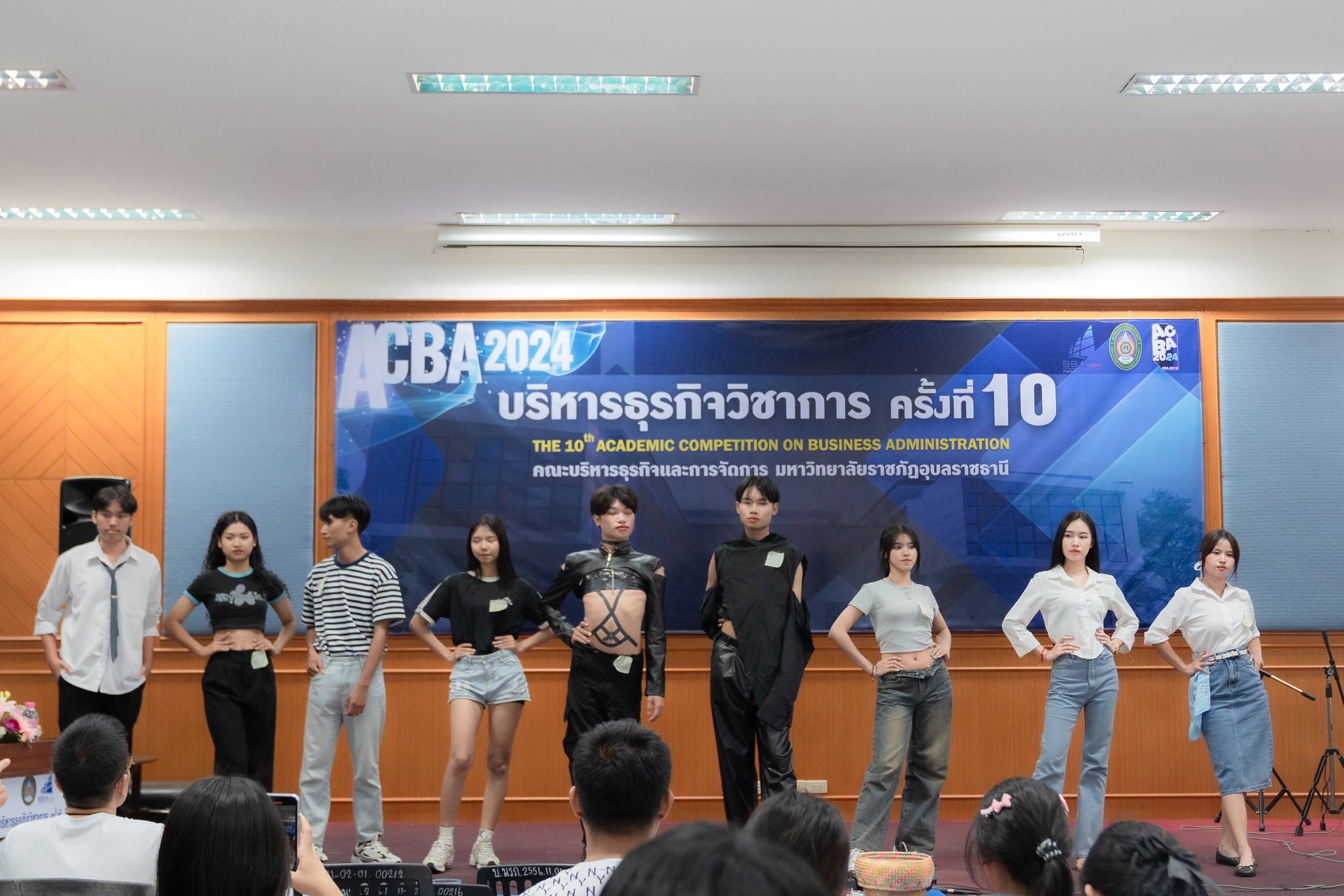 4 ก.ย. 67 ณ ห้องประชุมชั้น 3 อาคารอินทนิล คณะบริหารธุรกิจและการจัดการ มหาวิทยาลัยราชภัฏอุบลราชธานี วิทยากรพิเศษ บรรยาย ในหัวข้อ ?ประสบการชีวิตจากบัณฑิตนิเทศศาสตร์? ?บริหารธุรกิจวิชาการ? ครั้งที่ 10 (ACBA 2024)