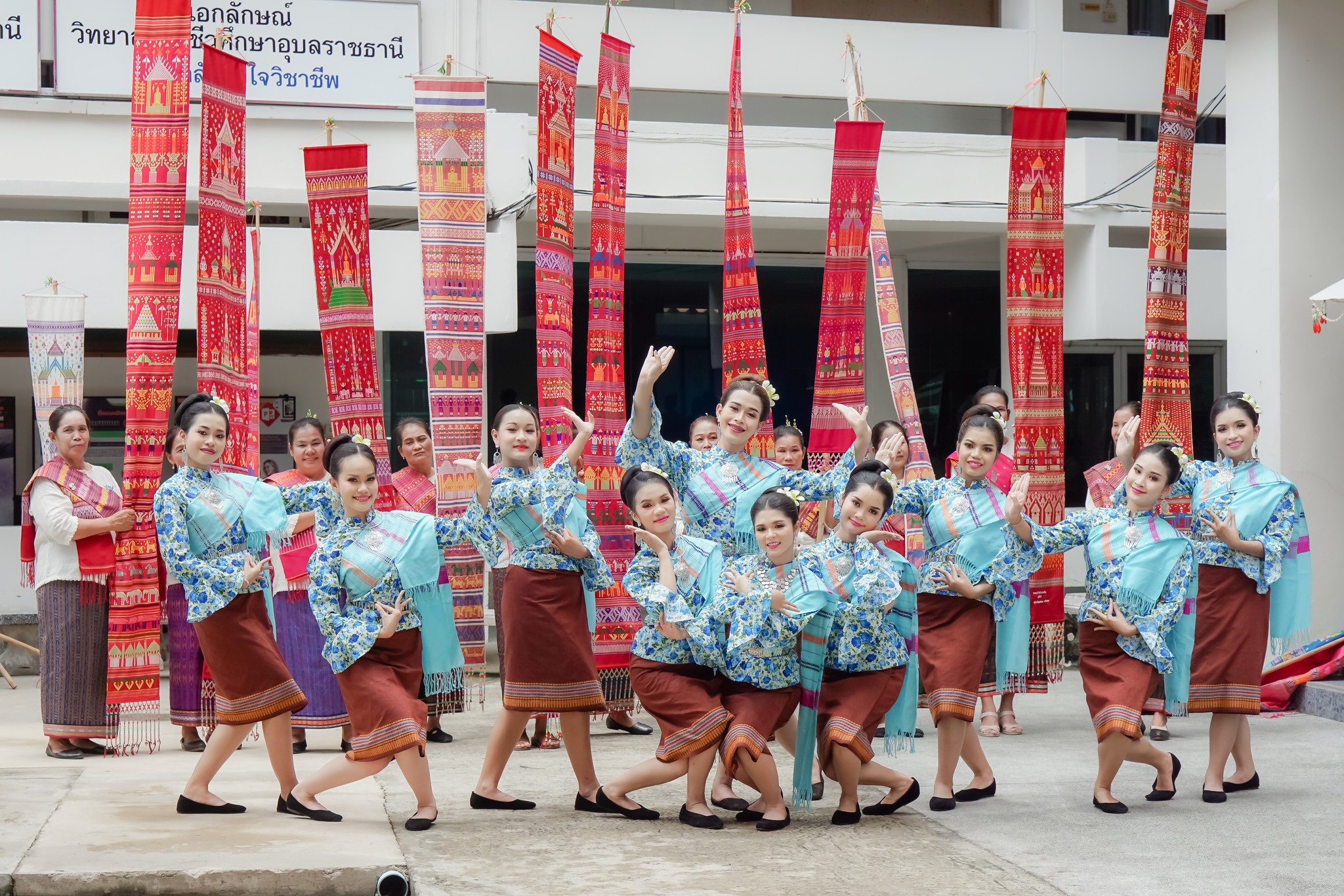 ๒๑ ก.ค. ๖๗ ณ ทุ่งศรีเมือง ขบวนรำแห่เทียนพรรษา ชุดการแสดง ?ออนซอนบัวเจริญ?