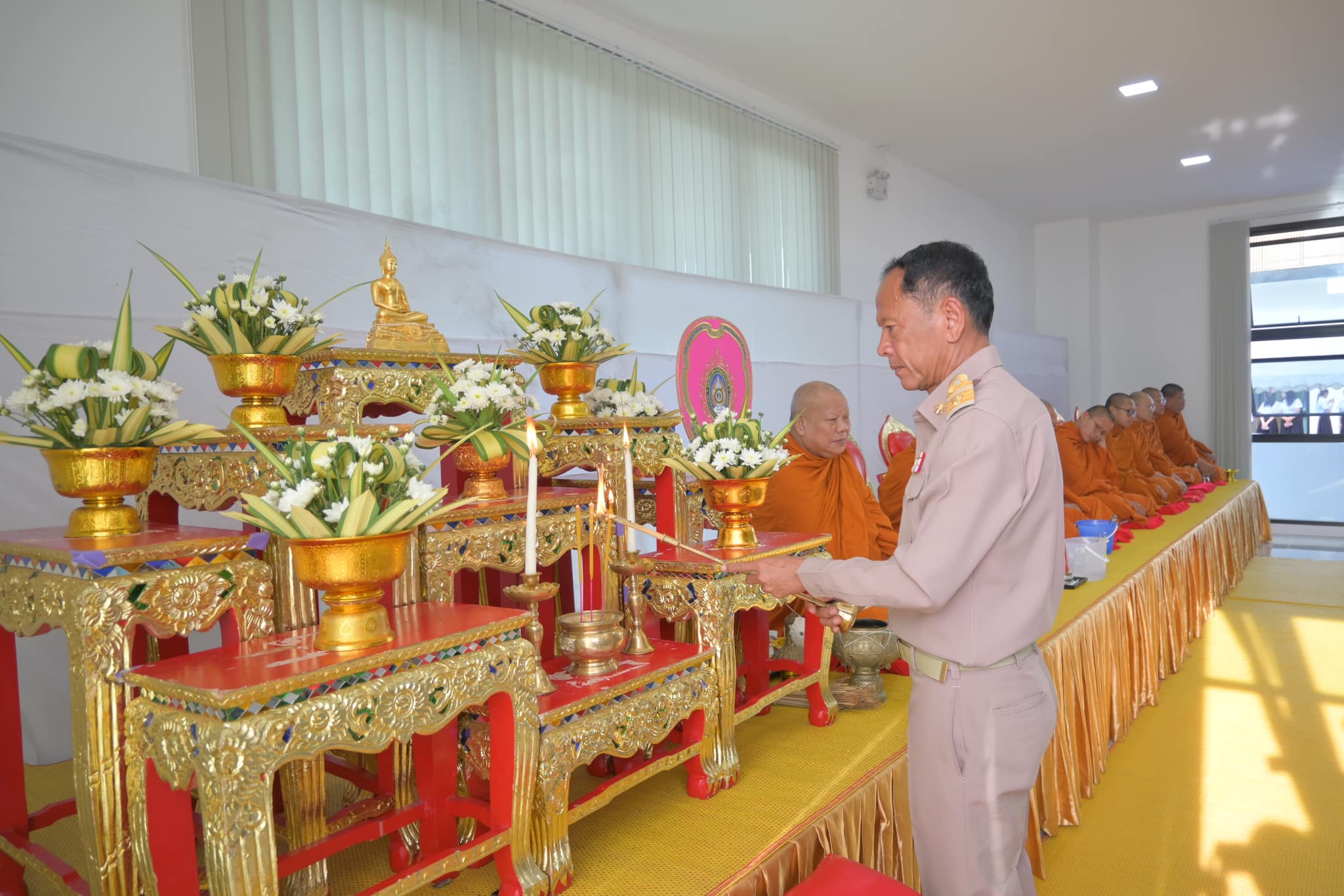 ๒๗ ส.ค. ๖๗ ณ อาคารเรียนและปฏิบัติการด้านบริหารธุรกิจและการจัดการ คณะบริหารธุรกิจและการจัดการ มหาวิทยาลัยราชภัฏอุบลราชธานี พิธีเจริญพระพุทธมนต์ ทำบุญตักบาตร เนื่องในโอกาสเปิดอาคารเรียนและปฏิบัติการด้านบริหารธุรกิจและการจัดการและมุทิตาจิตเกษียณอายุราชการ