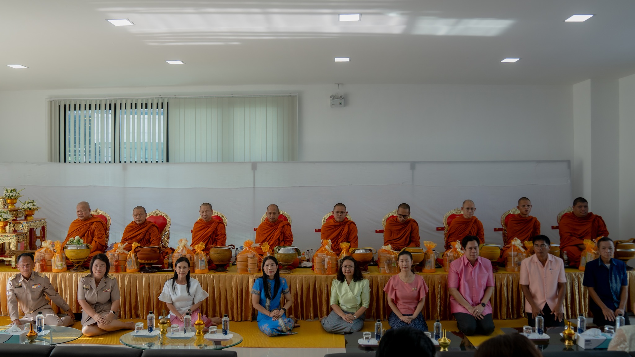 ๒๗ ส.ค. ๖๗ ณ อาคารเรียนและปฏิบัติการด้านบริหารธุรกิจและการจัดการ คณะบริหารธุรกิจและการจัดการ มหาวิทยาลัยราชภัฏอุบลราชธานี พิธีเจริญพระพุทธมนต์ ทำบุญตักบาตร เนื่องในโอกาสเปิดอาคารเรียนและปฏิบัติการด้านบริหารธุรกิจและการจัดการและมุทิตาจิตเกษียณอายุราชการ