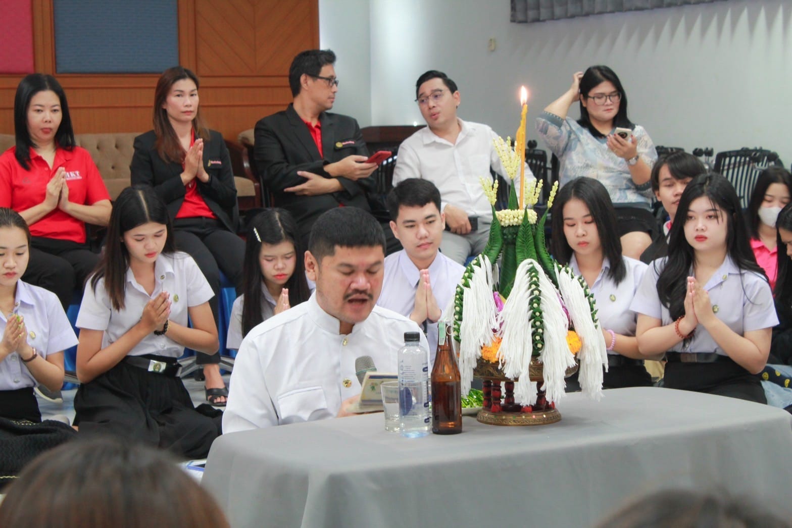 ภาพบรรยากาศ "พิธีบายศรีสู่ขวัญและผูกข้อมือนักศึกษาสาขาวิชาการตลาดชั้นปีที่ 4 และกิจกรรมสัมพันธ์นักศึกษาสาขาวิชาการตลาด 2566" ณ ห้องประชุมอินทนิล คณะบริหารธุรกิจและการจัดการ วันพฤหัสบดีที่ 2 พฤศจิกายน 2566 
