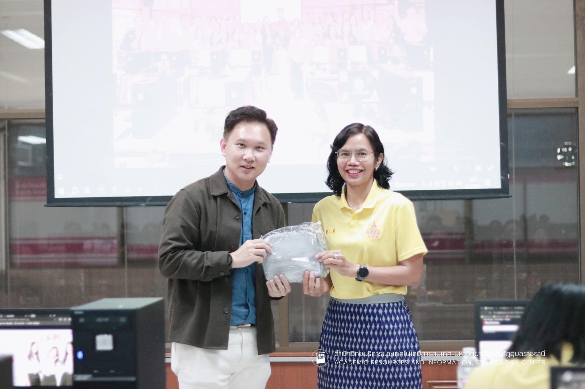 วันจันทร์ที่ 25 มีนาคม 2567 รองศาสตราจารย์ ดร.ประนอม  คำผา  คณบดีคณะบริหารธุรกิจและการจัดการ มอบหมายให้ ผู้ช่วยศาสตราจารย์อัญญาณี  อดทน  ผู้ช่วยคณบดีฝ่ายประกันคุณภาพและวิจัย พร้อมด้วยคณาจารย์และบุคลากร เข้าร่วมการอบรมเชิงปฏิบัติการ "การสืบค้นข้อมูลสำหรับง
