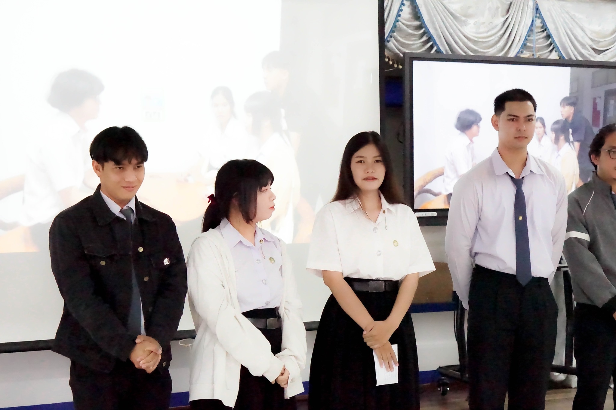 กิจกรรมทวนสอบผลสัมฤทธิ์การจัดการเรียนการสอน  ในรายวิชา ศิลปะการแสดง ผู้สอน อ.วิชุดา สวัสดี สังข์ทองหลาง ผลลัพธ์ที่ได้จากการเรียนรู้ : นักศึกษามีความรู้ ความเข้าใจ เกี่ยวกับการแสดง ความรู้เบื้องต้นเกี่ยวกับการแสดง ความสัมพันธ์ระหว่างการแสดงกับสังคม 