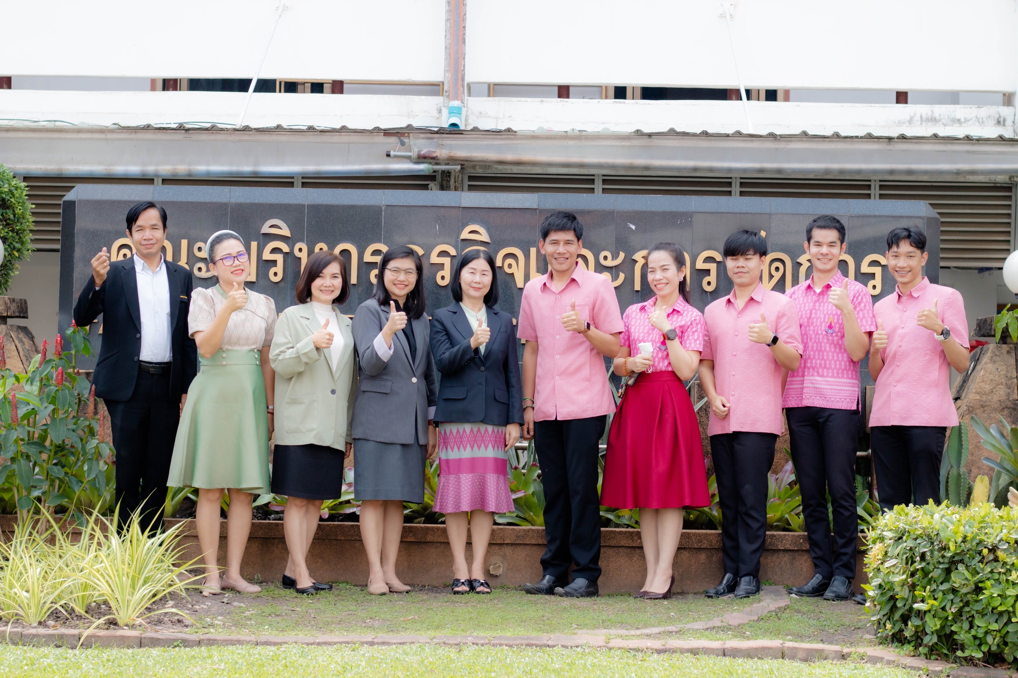 วันที่ 21 ก.พ. 67 รศ.ดร.ประนอม คำผา คณบดีคณะบริหารธุรกิจและการจัดการ พร้อมด้วยผู้บริหาร คณาจารย์ ร่วมต้อนรับอาจารย์และบุคลากร จากโรงเรียนนารีนุกูล โดยร่วมเสนอแลกเปลี่ยนแนวทางการจัดการเรียนการสอนแบบบูรณาการ พร้อมส่งเสริมความร่วมมือทางด้านวิชาการ และการดำเน