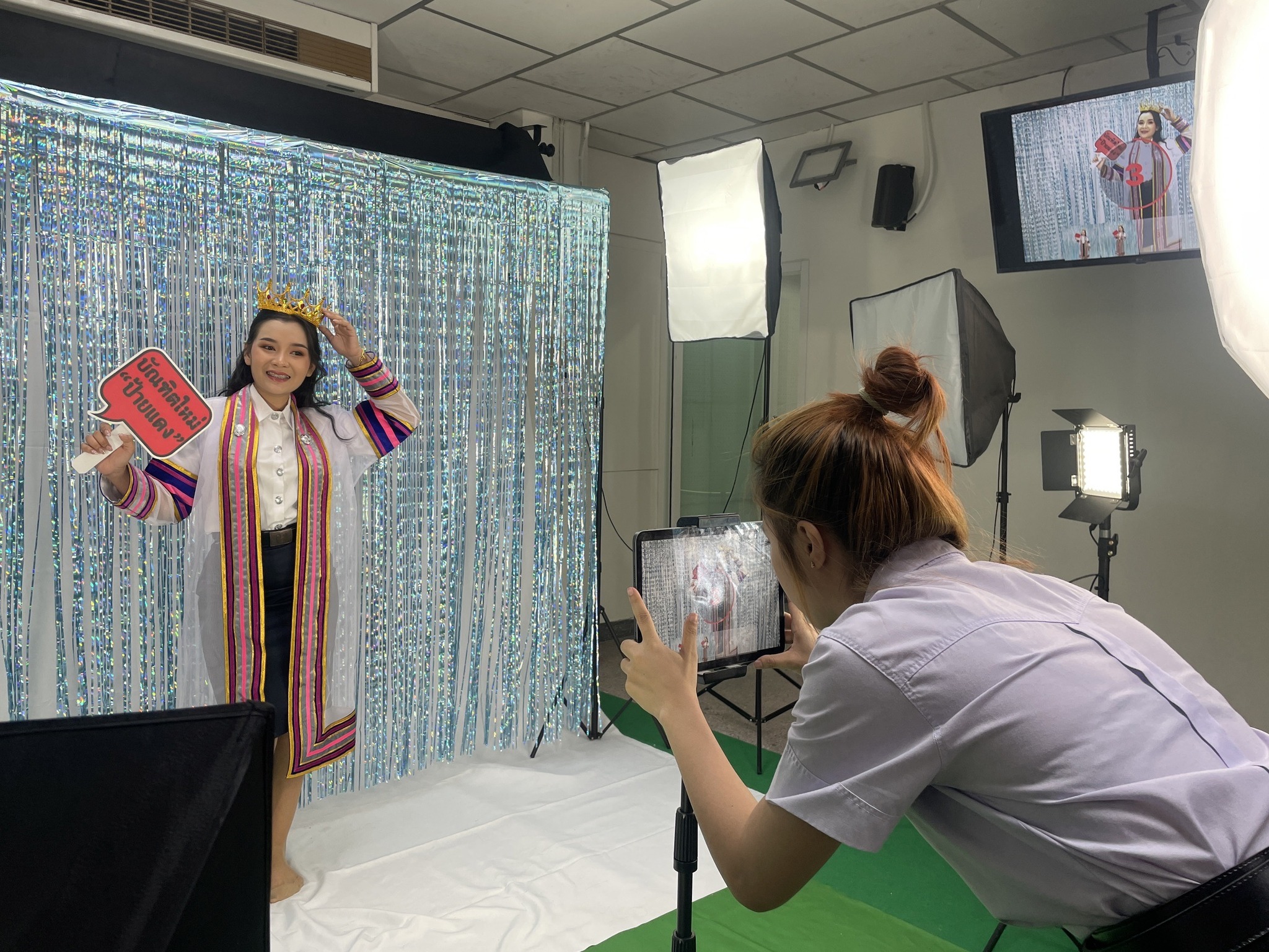 บริการถ่ายภาพฟรี เชิญชวนพี่ๆบัณฑิตร่วมถ่ายภาพกับ BBA โฟโต้บูธ ชั้น 1 อาคารเรียน 15 นะคะ