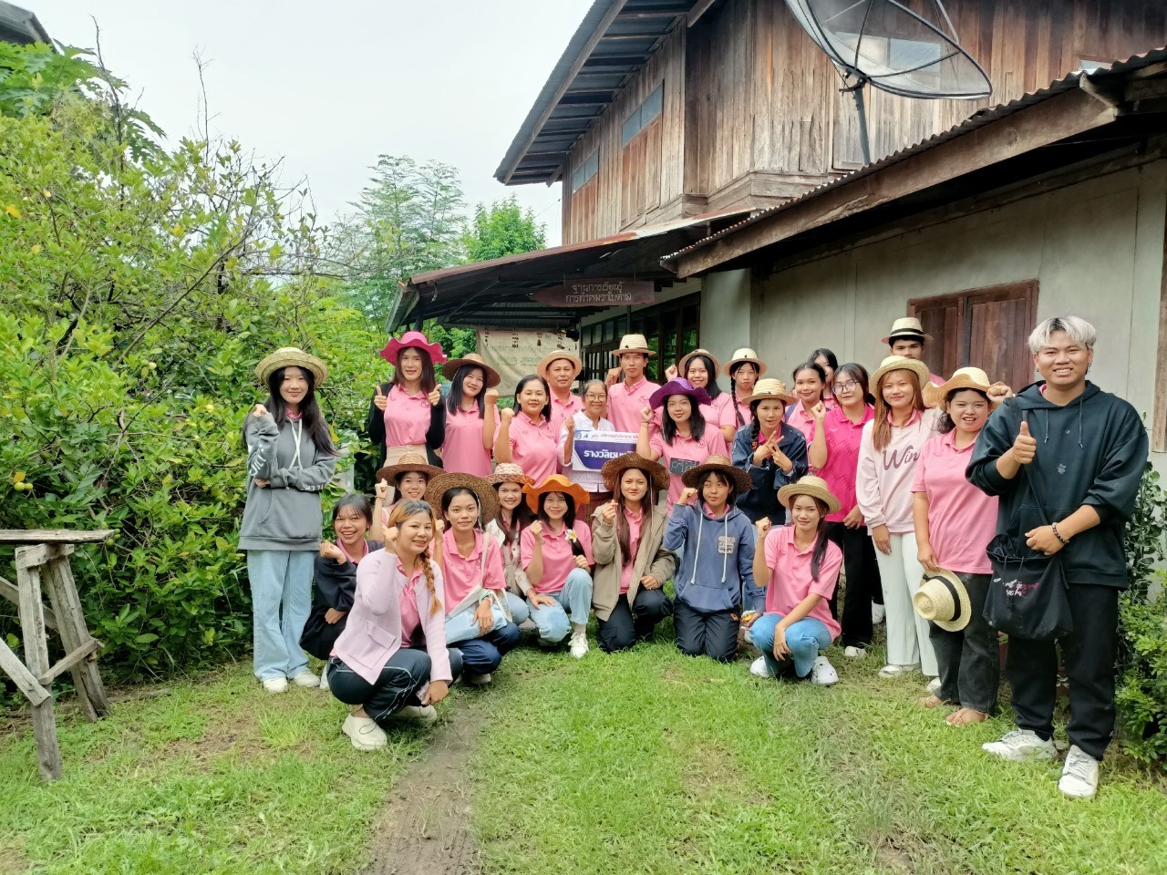 2 ส.ค. 67  ณ วิสาหกิจชุมชนไม้ดอกไม้ประดับบ้านหนองคู  กิจกรรมอบรมเชิงปฏิบัติการพัฒนาศักยภาพและการเรียนรู้เชิงธุรกิจของวิสาหกิจชุมชนและวัฒนธรรมท้องถิ่น 