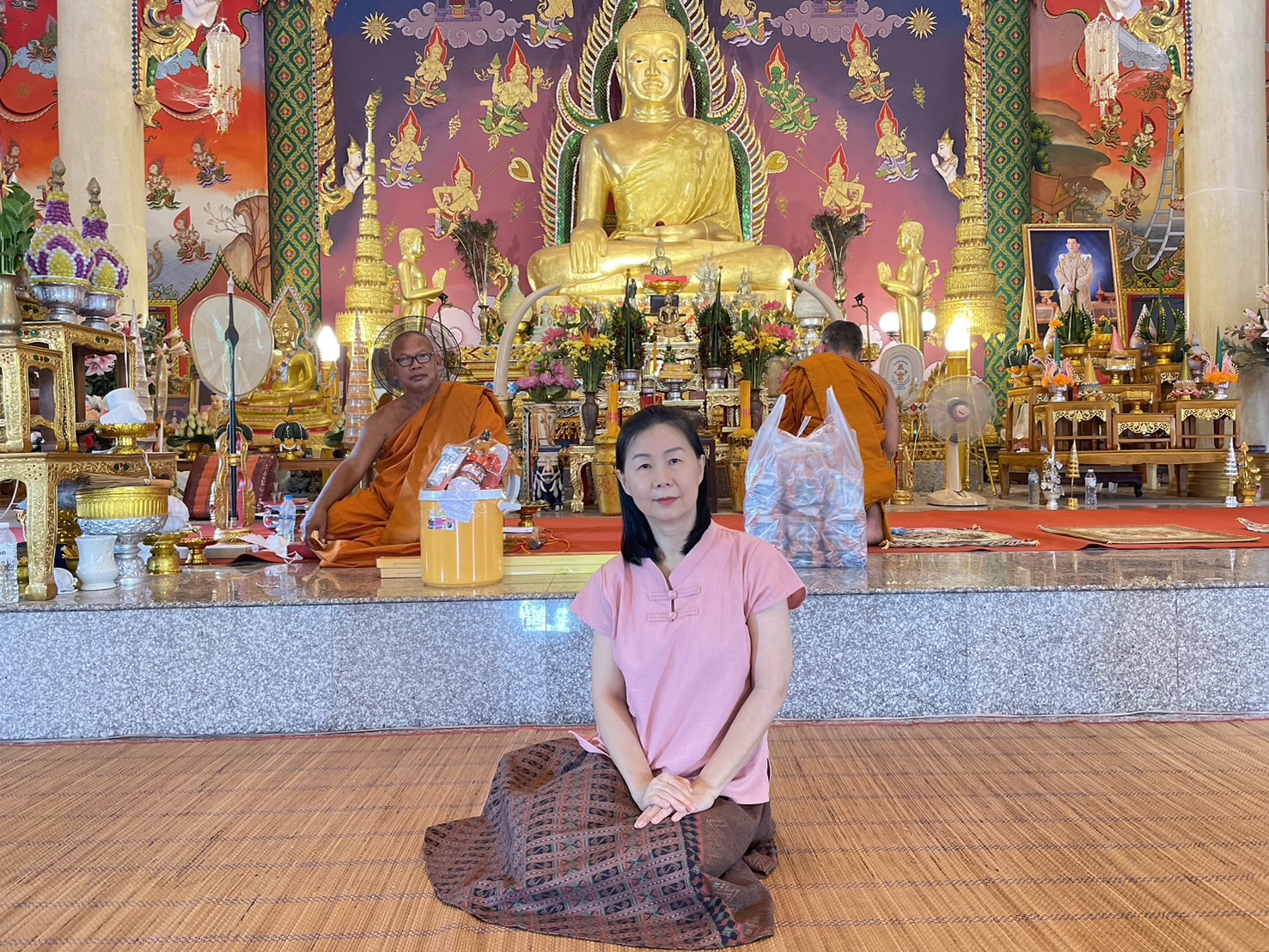  12 กรกฎาคม 67 ณ วัดศรีแสงทอง ทำบุญถวายเทียนพรรษา ถวายสังฆทาน และถวายภัตตาหารเพล
