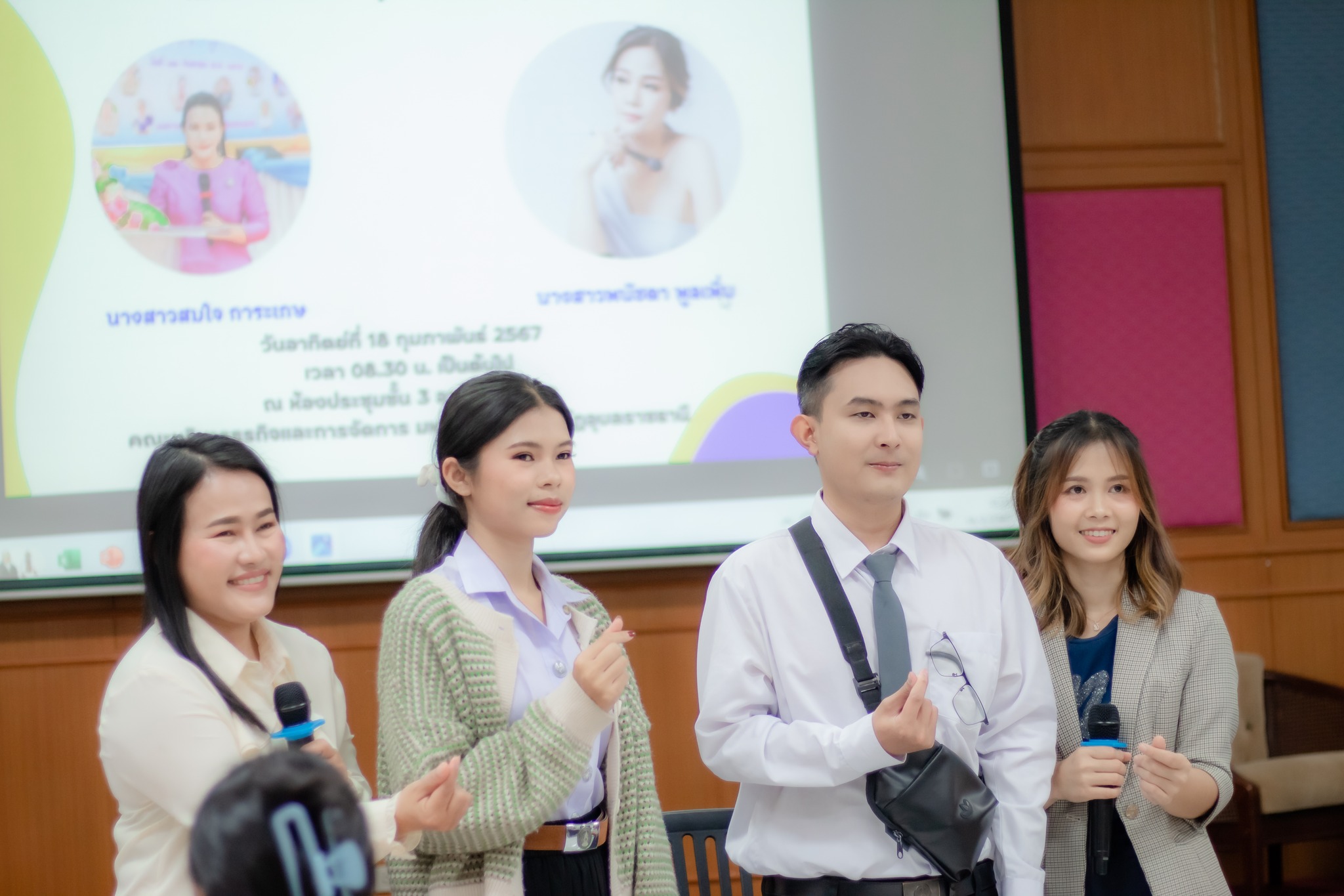 บุคลิกภาพที่ดีคือใบเบิกทางสู่ภาพลักษณ์ของการทำงาน --------------- วันที่ 18 ก.พ. 67 ผศ.ดร.วรนุช กุอุทา ประธานกรรมการบริหารหลักสูตรบัญชีบัญฑิต ประธานเปิด กิจกรรมอบรมเชิงปฏิบัติการ การเสริมประสบการณ์ด้านวิชาชีพจากบุคคลภายนอก (ACC) รายวิชา การพัฒนาบุคลิกภาพส