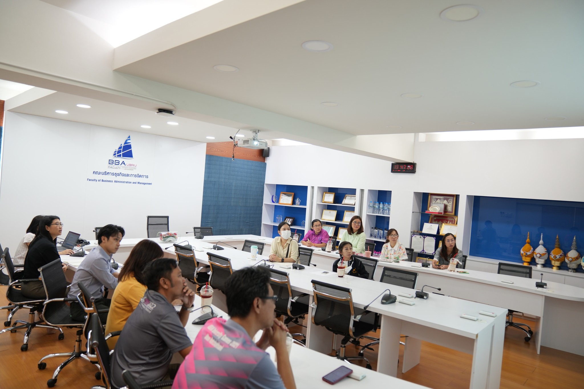 15 พ.ค. 67 การประชุมคณะกรรมการดำเนินงานโครงการพัฒนาสมรรถนะภาษาอังกฤษเพื่อยกระดับคุณภาพนักศึกษามหาวิทยาลัยราชภัฏอุบลราชธานีสำหรับศตวรรษที่ 21 