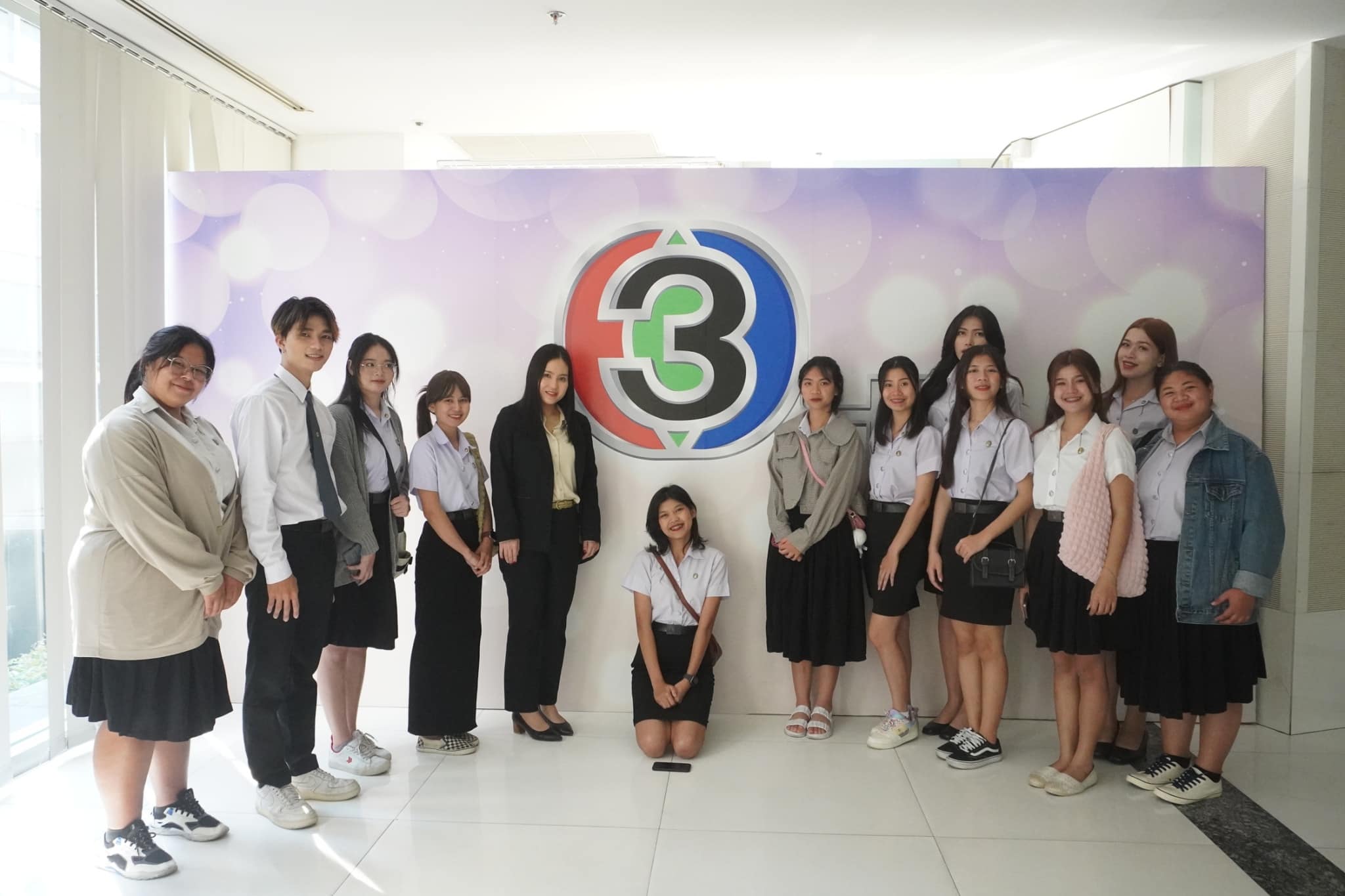 นักศึกษาสาขาวิชานิเทศศาสตร์ คณะบริหารธุรกิจและการจัดการ  ใหาวิทยาลัยราชภัฏอุบลราชธานี  ศึกษาดูงาน ณ สถานีโทรทัศน์ไทยทีวีสีช่อง 3 อาคารมาลีนนท์ กรุงเทพมหานคร  ในรายการข่าวสามสี 28 กุมภาพันธ์ 2567 